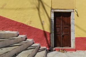 porta di una casa nell'isola di Symi, in grecia foto