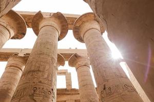 colonne nella sala ipostila del tempio di karnak, luxor, egitto foto