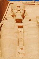 primo piano di una delle colossali statue di ramesses ii, egitto foto