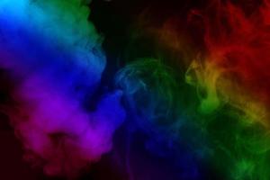 fumo colorato astratto isolato su sfondo nero, polvere di arcobaleno foto