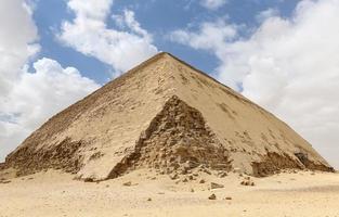 piramide piegata nella necropoli di dahshur, cairo, egitto foto