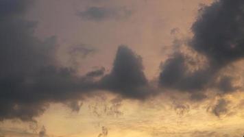 nuvola nera e sfondo dorato del cielo foto