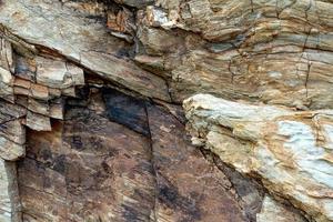 fondo marrone della roccia ignea del primo piano foto