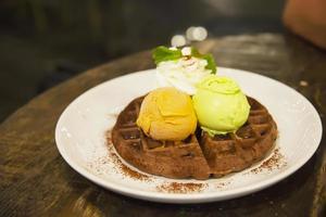 cucchiaio per gelato con waffle su piatto bianco - concetto di sfondo ricetta gelato fresco relax foto