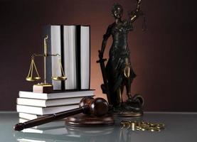 bilancia della giustizia dorata, libri, statua della signora giustizia