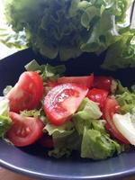 piatto con insalata di pomodori. cibo sano, dieta, cucina foto
