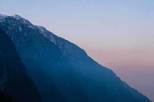 le montagne al mattino alba lungo la strada per il campo base di annapurna, in nepal. foto