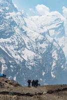 trekker al campo base di mbc o machapuchare nell'area protetta di annapurna, nepal. foto