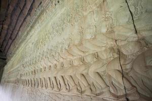 antico muro di bassorilievo khmer che scolpisce all'interno della parete interna di angkor wat, cambogia. foto