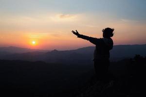 adorazione della donna al tramonto foto