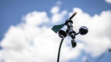 stazione meteorologica per la misurazione della velocità del vento. anemometro sul cielo blu. attrezzature per l'agricoltura di precisione. foto