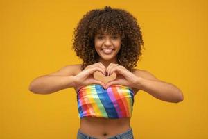 giovane donna capelli ricci lgbt. solo. bella giovane donna felice afro con il simbolo dei diritti umani lgbt, uguaglianza, lgbt foto