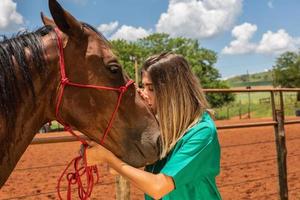 donna veterinaria e cavallo foto