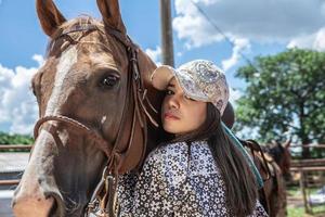 bella donna e cavallo foto