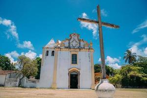 arraial d'ajuda - bahia - brasile - circa gennaio 2021 - chiesa nossa senhora da ajuda, nel centro storico del comune di arraial d'ajuda, nel sud di bahia. foto