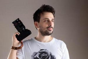 uomo che tiene una macchina fotografica foto