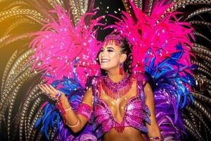 brasiliano che indossa un costume da samba. bella donna brasiliana che indossa un costume colorato e sorridente durante la parata di strada di carnevale in brasile. foto