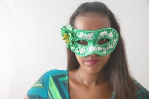 giovane donna felice con maschera e coriandoli alla festa di carnevale. carnevale brasiliano foto