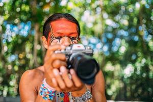 pataxo indiano della Bahia meridionale con in mano una macchina fotografica foto