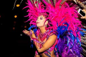 brasiliano che indossa un costume da samba. bella donna brasiliana che indossa un costume colorato e sorridente durante la parata di strada di carnevale in brasile. foto