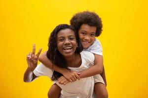 fratello e sorella africani. legame di fratelli. bambini neri sorridenti che si abbracciano. foto