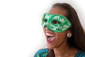 giovane donna felice con maschera e coriandoli alla festa di carnevale. carnevale brasiliano foto