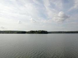 lago con foresta e campeggio estivo tende vacanze sfondo fine art stampe di alta qualità prodotti cinquanta megapixel absberg foto