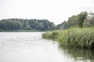 lago con foresta e campeggio estivo tende vacanze sfondo fine art stampe di alta qualità prodotti cinquanta megapixel absberg foto