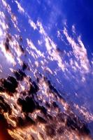 linea del cielo colorato con nuvole trippy sognare ad occhi aperti tempi alti paesaggi della natura foto