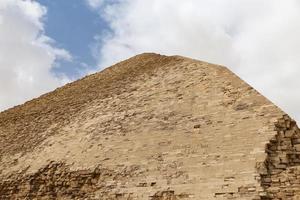 piramide piegata nella necropoli di dahshur, cairo, egitto foto