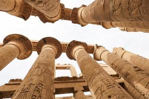 colonne nella sala ipostila del tempio di karnak, luxor, egitto foto