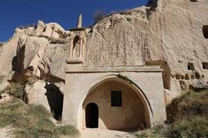 moschea di zelve nella valle di zelve, cappadocia, nevsehir, turchia foto