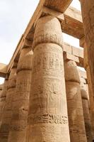 colonne nella sala ipostila del tempio di karnak, luxor, egitto foto