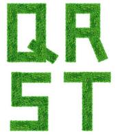 alfabeto dall'erba verde, isolato su sfondo bianco foto