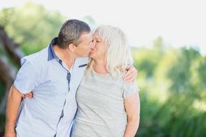 matrimonio anziano che si bacia con affetto foto
