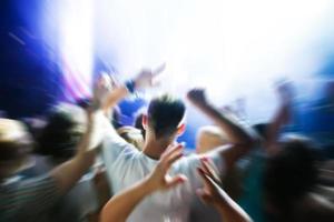persone in concerto di musica, festa in discoteca. foto