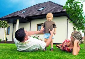 famiglia e casa felici foto