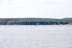 lago con foresta e campeggio estivo tende vacanze sfondo fine art stampe di alta qualità prodotti cinquanta megapixel absberg foto