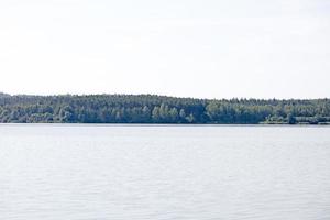 lago con foresta e campeggio estivo tende vacanze sfondo fine art stampe di alta qualità prodotti cinquanta megapixel absberg foto