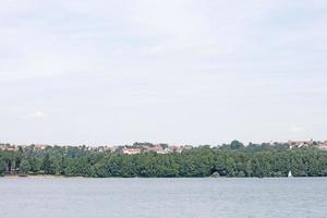 lago con foresta e campeggio estivo tende vacanze sfondo fine art stampe di alta qualità prodotti cinquanta megapixel absberg foto