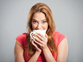 donna che beve il tè foto