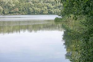 lago con foresta e campeggio estivo tende vacanze sfondo fine art stampe di alta qualità prodotti cinquanta megapixel absberg foto