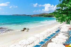 onde del mare sulla spiaggia di sabbia acqua e costa paesaggio marino - vista del bellissimo paesaggio tropicale spiaggia isola del mare con cielo blu oceano e sfondo resort in Thailandia vacanza con sedia spiaggia estate e albero foto