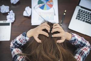 giovane donna che mostra stress durante il lavoro, mancato lavoro. foto