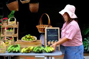 venditore che vende frutta in una bancarella del mercato in stile minimal foto
