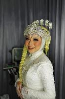 bandung, west java, indonesia, 2021- sposa musulmana nel matrimonio tradizionale indonesiano foto