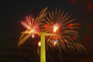 i fuochi d'artificio illuminano il cielo dietro il monumento di Washington il 4 luglio 2022. foto