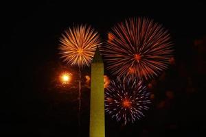 i fuochi d'artificio illuminano il cielo dietro il monumento di Washington il 4 luglio 2022. foto