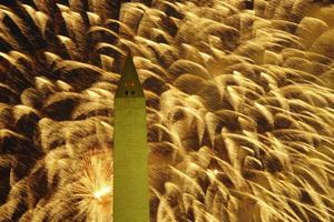 i fuochi d'artificio illuminano il cielo dietro il monumento di Washington il 4 luglio 2022. foto