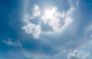 alone solare o un anello color arcobaleno intorno al sole. cielo soleggiato con alone di sole. fenomeno ottico prodotto dalla luce. cirri o cirrostrati nella troposfera con rifrazione e riflessione della luce. foto